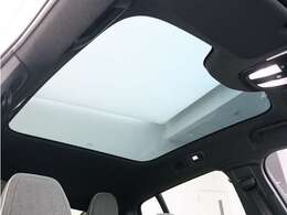 屋根一面まるごととも言える特大サイズのパノラマガラスルーフ。ルーフは、車内に入る陽射し、熱、紫外線を低減するため、ティンテッドガラスを使用したフルパノラマウインドです。