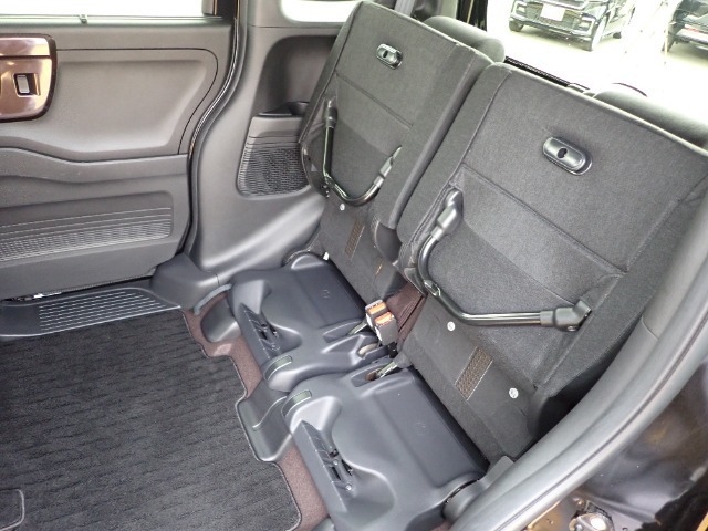 ◆チップアップ＆ダイブダウン機構付【ULTR SEAT】は後席座面を左右分割で跳ね上げることができます。トランクで積載できない背の高い荷物をラクラク収納できます。ホンダ車ならではの人気装備です。
