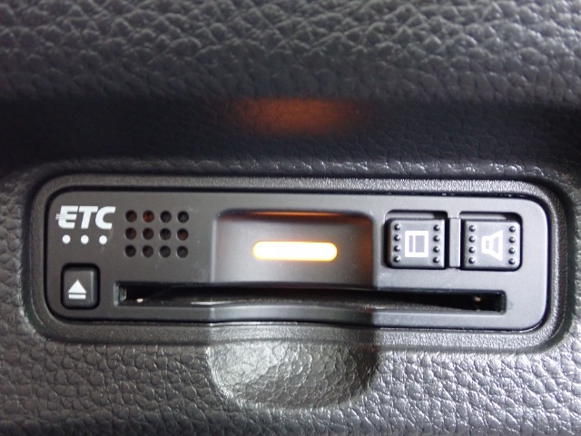 ■【ETC車載器】が装備されています。セットアップをしてお渡しとなり、ETCカードを差し込むだけで高速道路の利用が可能です。
