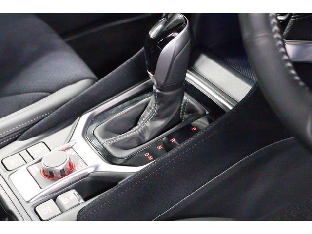 スポーティー感がさらに増すシフトブーツ付き。サイドブレーキはレバーのない電動パーキングブレーキを採用していますので、すっきりしたシフトまわりです。