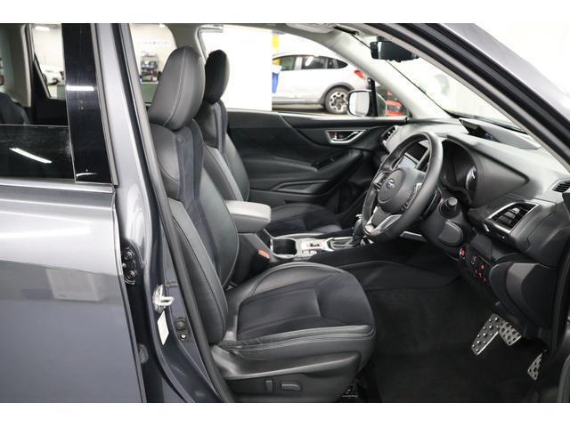 ホールド性の高いシートを採用。長距離ドライブの疲れを軽減してくれます。運転席はシートポジションメモリー機能付きですので、いつも決まったドライビングポジションがとれます。