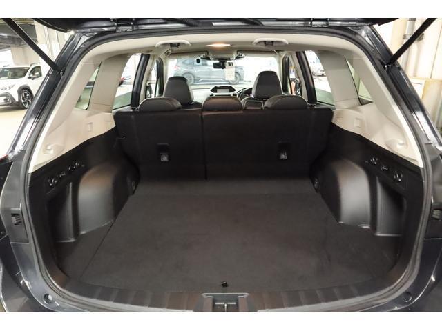 開口部が広くお荷物の出し入れがしやすいカーゴルーム。後席バックレストを倒せば、長尺物の積込みも楽に行えます。