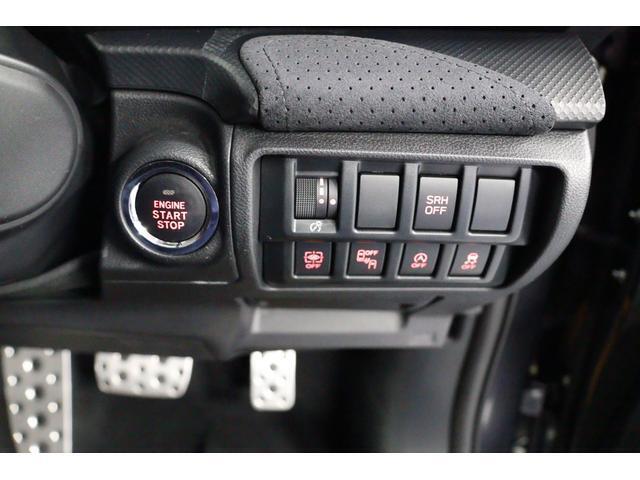 エンジン始動は、ブレーキを踏んでスタートボタンをワンプッシュ。走りへの期待が高まります。キーはポケットやバッグに入れたままで操作可能です。