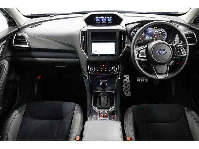 走りの期待を高めるコックピットデザイン。視界性能に優れた設計で安心してドライブをお楽しみいただけます。