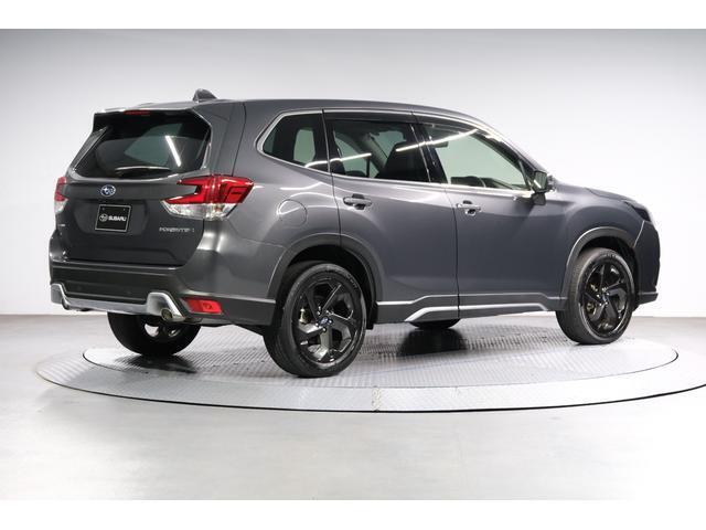 人気のマグネタイトグレーカラーが入荷。ルーフレールなしの洗練されたシルエットが特長です。