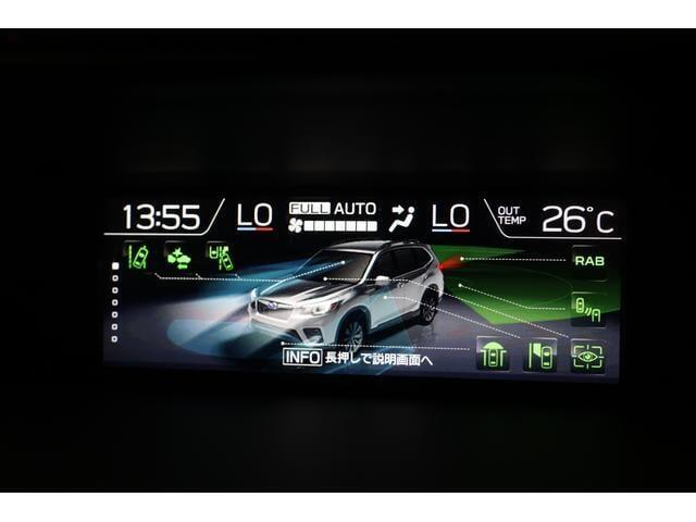インパネ上部には車両状態、空調状態がひとめで確認できるマルチファンクションディスプレイを設置。
