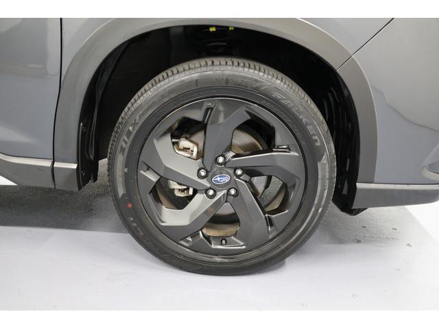 スタイリッシュな18インチアルミホイール。