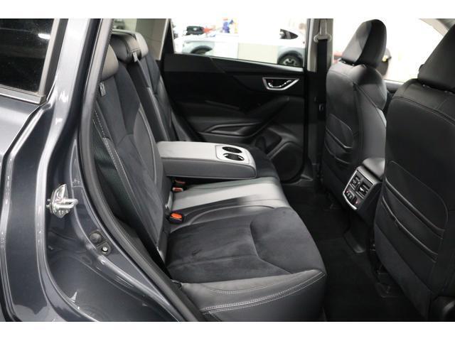 広々とした後部座席。アームレスト兼ドリンクホルダーもついています。