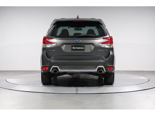 後退時ブレーキを装備。後退時にセンサーが障害物を検知すると自動でブレーキがかかり、衝突を回避もしくは軽減します。