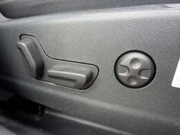 運転席は電動シートを搭載しております。