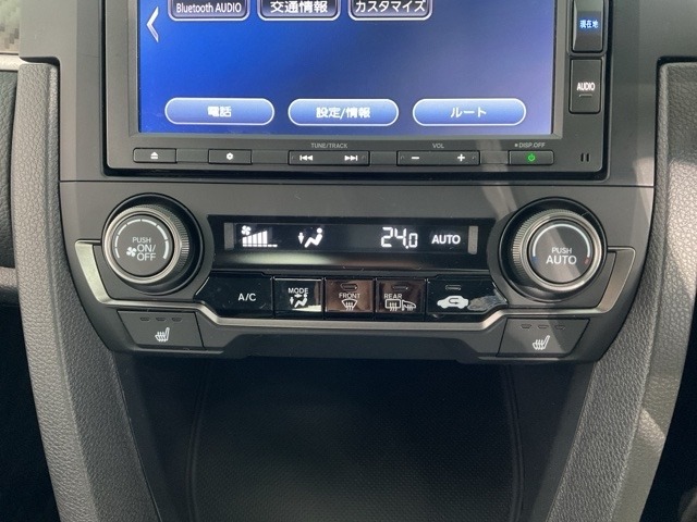 細かい温度調整が可能でとても快適なフルオートエアコン仕様です♪