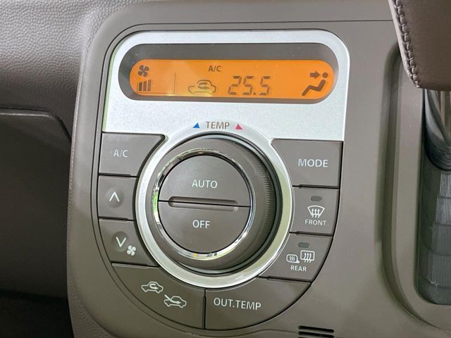 【オートエアコン】一度お好みの温度に設定すれば、車内の温度を検知し風量や温度を自動で調整。暑い…寒い…と何度もスイッチ操作をする必要はありません。快適な車内空間には必須の機能ですね♪