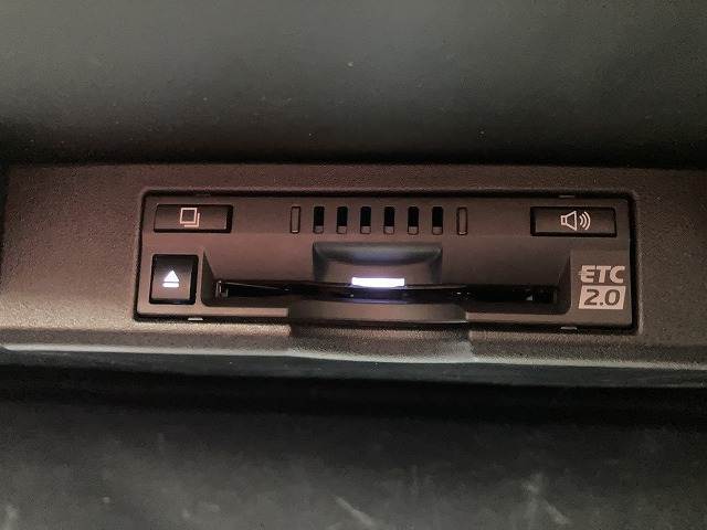 【ETC車載器】を装備しておりますので、ご納車直後からの遠距離ドライブも可能です。土日の利用料金の割引や、朝夕の通行料金を割引料金で高速道路をお楽しみいただけます。