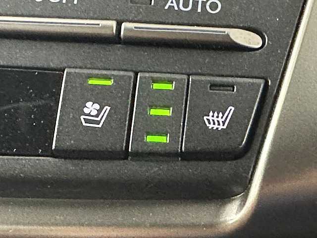 【シートヒーター＆シートクーラー】高級車にふさわしい快適装備で、夏場は座面から涼しい風が、冬場は身体の芯からポカポカになりますね。