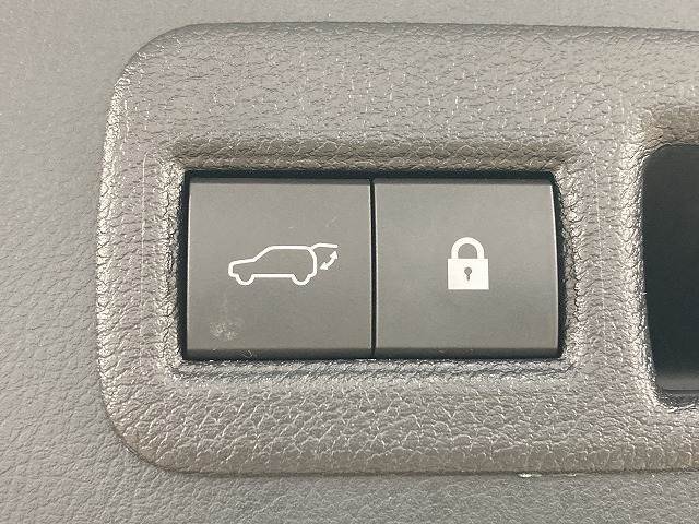 【電動リアゲート】ボタンひとつで大きなゲートも簡単に開閉可能です。背の高いSUVならではの装備は嬉しいですね。