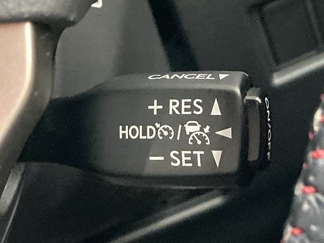 【レーダークルーズコントロール】装備車両です。レーダーやカメラを使って前を走るクルマの状況を検知して速度を調整してくれます。遠距離ドライブの高速道路などでは大活躍で疲労軽減に役立ちます。
