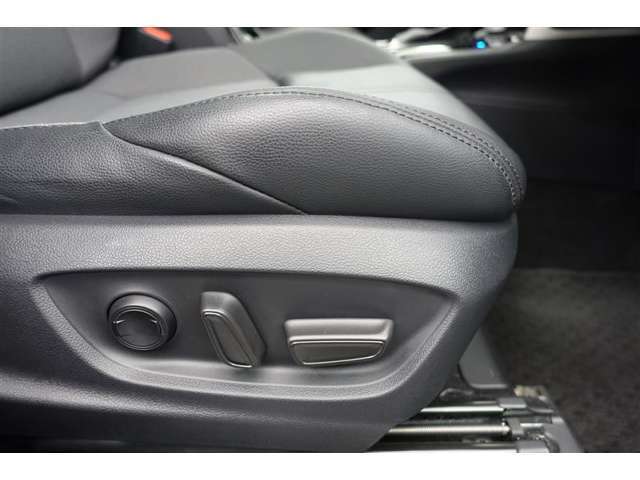 運転席にはパワーシートが付いております。パワーシートは指先1つで操作出来るためチカラの弱い女性の方でもシートに座ったまま操作出来ます♪