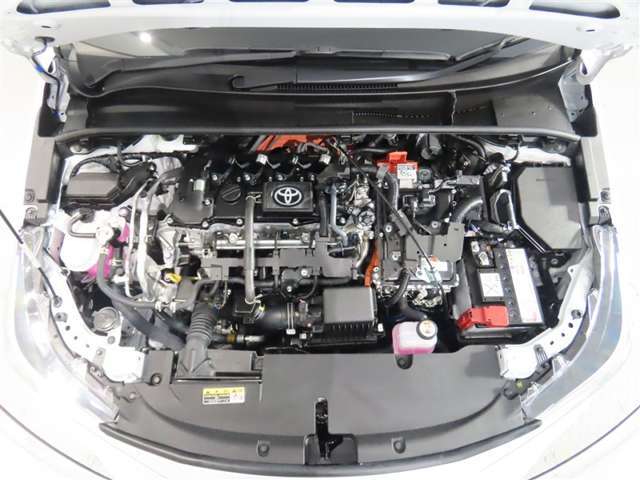 車にとって、とても大切な部分のエンジンルーム。綺麗に清掃済みで安心です。