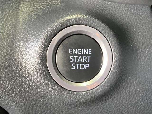 エンジンスタートボタンです。キーが車内にあれば、エンジンの始動・停止はブレーキを踏んでスイッチを押すだけ！キーを取り出す手間を省き、ワンプッシュでエンジンを操作するので簡単でスムーズです。