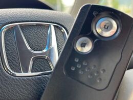 【Hondaスマートキー】カバンやポケットに入れたままでもドアの施錠・解錠が可能なスマートキーを装備。エンジンのオン・オフ時もカギを取り出す必要が無いからとっても便利です♪