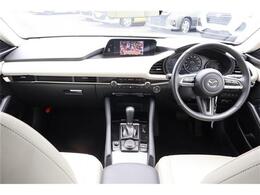 前席全体　目線も高く広い視界で安心して運転することができますね！