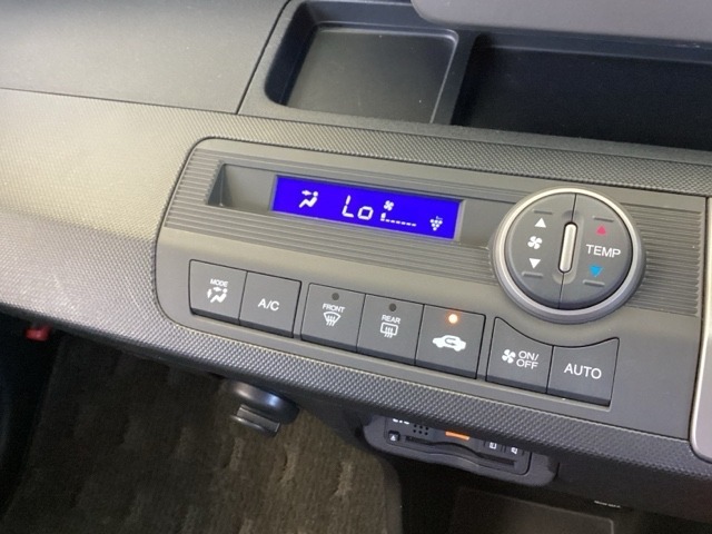 フルオートエアコンは希望の温度設定で風の温度も風量も自動調整で年中快適です。