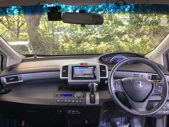 フロントガラスが大きく、ワイドな視界で運転もしやすくなるように、設計されています。