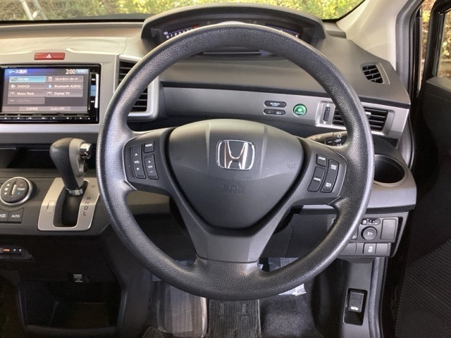 手になじむ感覚のステアリングです。さわり心地、デザイン性、操作性にこだわったアイテムです。