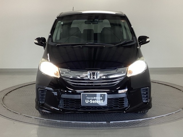 ディスチャージヘッドライト【HID】を装備していますのでとても明るく、夜間の走行や雨の日も安全・安心です。