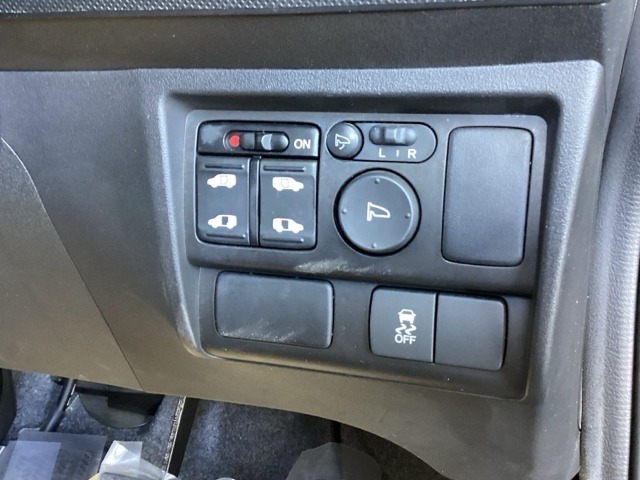 パワースライドドアの開閉はスマートキーのリモコンやドアノブは勿論、運転席側のスイッチ操作でも開閉ができ、安全・簡単です。