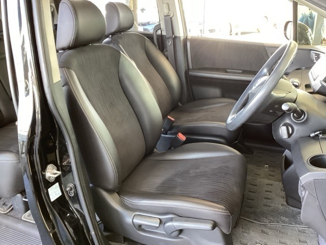 フロントはゆったり座れるセパレートシートです。