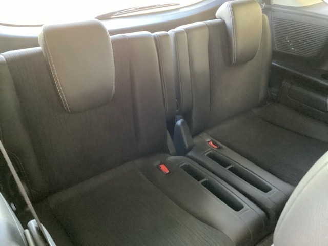 1列目から3列目まで広々大空間です。3列目シートは荷物が多い時や不要な時はアレンジして荷室として使用することが可能で便利に使えます。