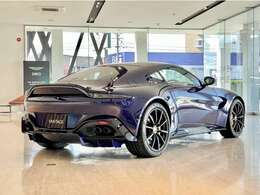 4.0LV8ツインターボエンジンを搭載しており、走行時の車内からも迫力のあるサウンドと走行時にはパワフルで安定した走りをご体感いただけます。