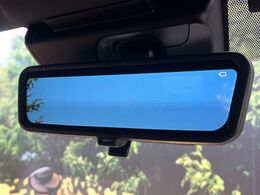 【デジタルインナーミラー】後席の大きな荷物や同乗者で後方が確認しづらい時でも安心！カメラが撮影した車両後方の映像をルームミラー内に表示。クリアな視界で状況の確認が可能です！