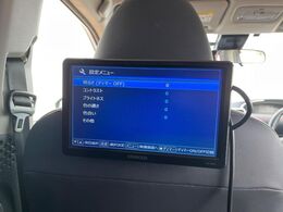 【リヤエンターテインメントシステム】後席にお座りの方も大満足の、人気メーカーオプションを装備。専用の音響システムと、大画面のモニターで移動中もDVD等をお楽しみいただけます。