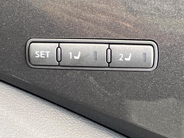【メモリー機能付きパワーシート】ドライバーごとに設定したシート位置を記憶して、ボタン一つで切り替えできる便利な機能！運転する方が複数名いらっしゃるご家庭におすすめです♪