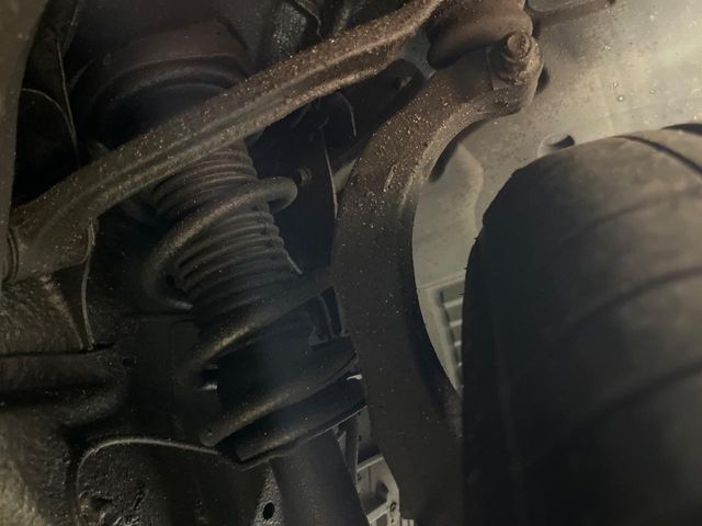 お車を安心してお乗りいただく為には、足回りの定期点検が欠かせません。サービスサポート（有償保証）では無料点検もご提供しており、安心のカーライフをお過ごしいただけるサポート体制が整っています。