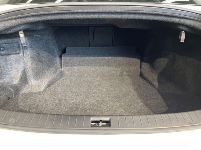 積み下ろしのしやすいデッキにはたっぷりと荷物を積み込んでいただけます。遊びから仕事まで、様々なシーンで頼れます♪