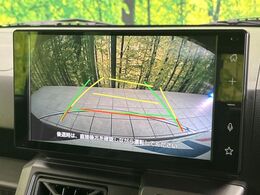 【バックカメラ】駐車時に後方がリアルタイム映像で確認できます。大型商業施設や立体駐車場での駐車時や、夜間のバック時に大活躍！運転スキルに関わらず、今や必須となった装備のひとつです！