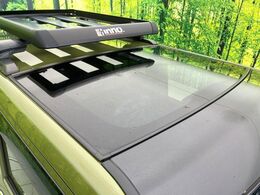 【ガラスルーフ】ガラスルーフ搭載で車内の解放感が一気にアップ！開放的なドライブをお楽しみいただけます。