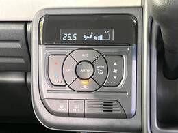 【オートエアコン】一度お好みの温度に設定すれば、車内の温度を検知し風量や温度を自動で調整。暑い…寒い…と何度もスイッチ操作をする必要はありません。快適な車内空間には必須の機能ですね♪