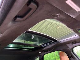 パノラミックガラスルーフ　後部座席までしっかり開閉します。この装備があるだけで室内の解放感が上がり素敵なドライブを存分にお楽しみいただけます。