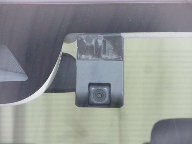 万が一のトラブルのときにも役に立つドライブレコーダーを装備しています。側面衝突や幅寄せ・割り込み対策に！