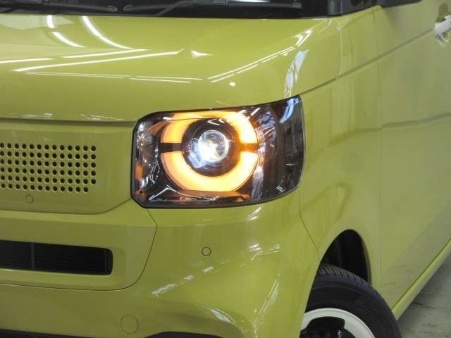 LEDヘッドライトです。デザイン性がよくとても明るいので、夜間の走行や悪天候でも安心です。しかも長寿命！