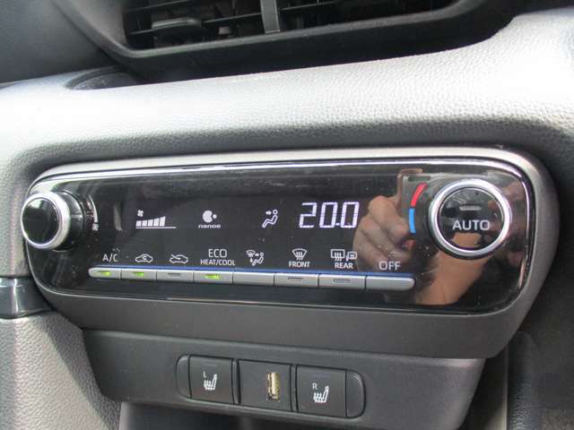 AUTOエアコン付ですので、車内の温度調節も自動です☆☆