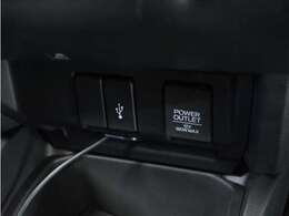 スマートフォンの充電等にも便利な電源ソケットも使いやすい場所に装備されています。