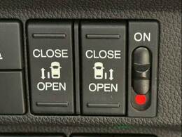 今やミニバンの定番装備となりつつある【両側電動スライドドア】運転席よりボタンひとつで開閉可能なスライドドアです。雨の日のお迎えなどに役立ちますね。