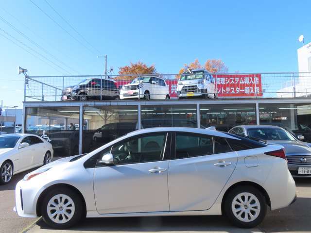 当店は札幌市東区にて、昭和51年より新車中古車の総合ディーラーを営んでおります。展示台数は約200台、様々な車種を取り揃えておりますので、お車をお探しの方はお気軽に足をお運びくださいませ。