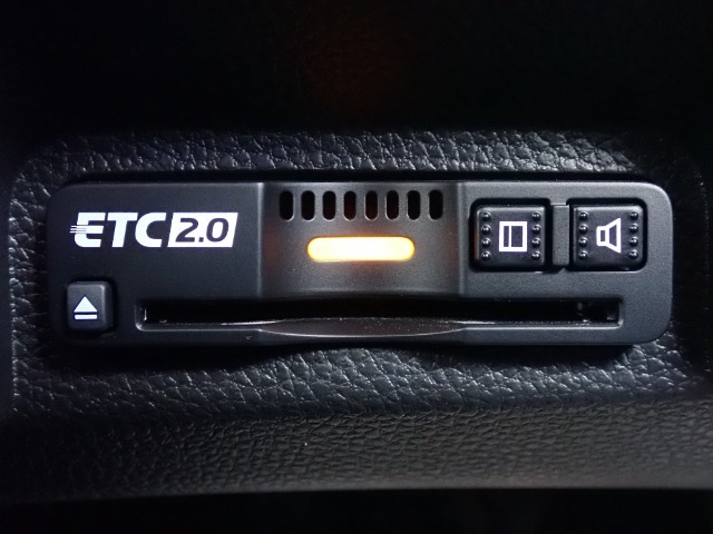 ■【ETC車載器】が装備されています。セットアップをしてお渡しとなり、ETCカードを差し込むだけで高速道路の利用が可能です。