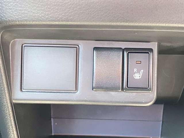 【シートヒーター】運転席にはシートヒーターがついていますので、寒い冬でも座面が暖かくて快適です♪